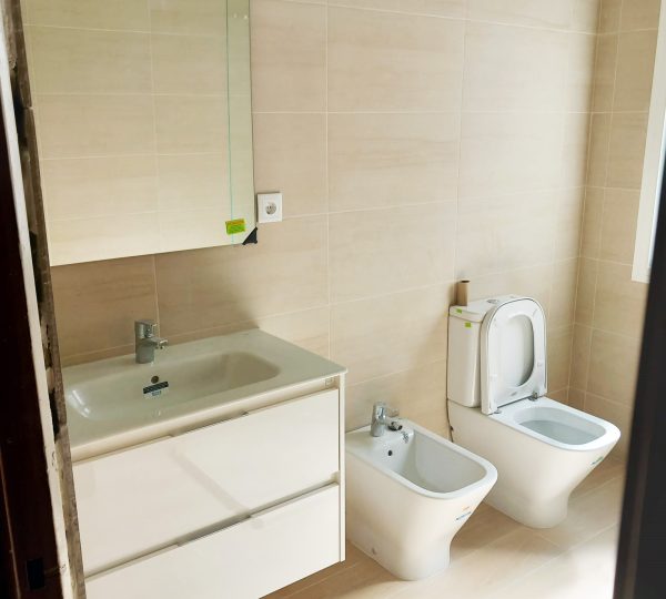 Reforma integral de cuarto de baño principal. Lavabo suspendido marca roca y sanitarios compactos modelo de Gap de Roca